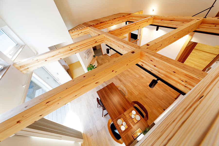 吹き抜けから梁越しに撮影（名古屋市緑区）