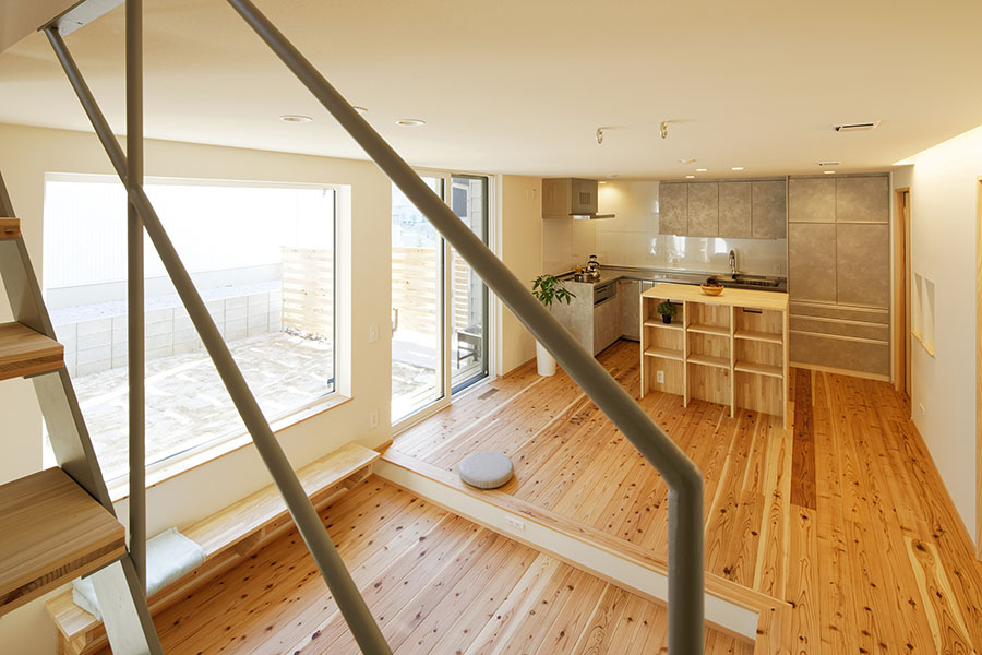 無垢床と大開口が生む光と素材感を生かした空間（愛知県長久手市）