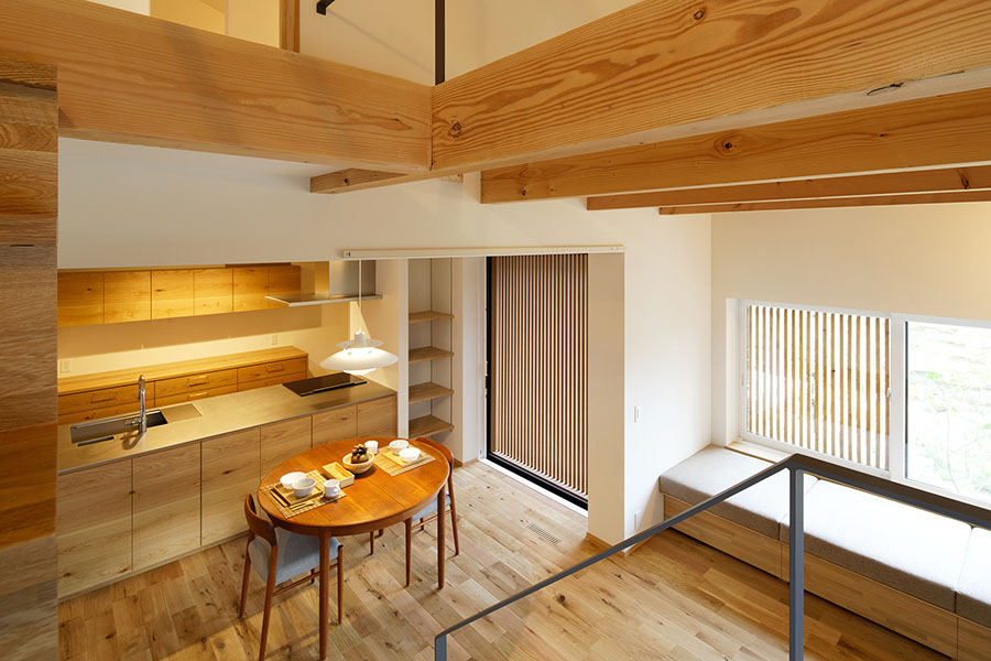 階段からダイニングを見下ろす（岐阜県岐阜市）