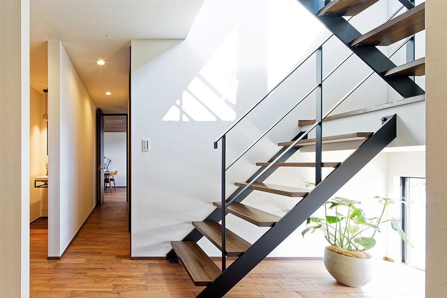 吹抜けからの柔らかな光が、木の質感を引き立てる（愛知県一宮市）