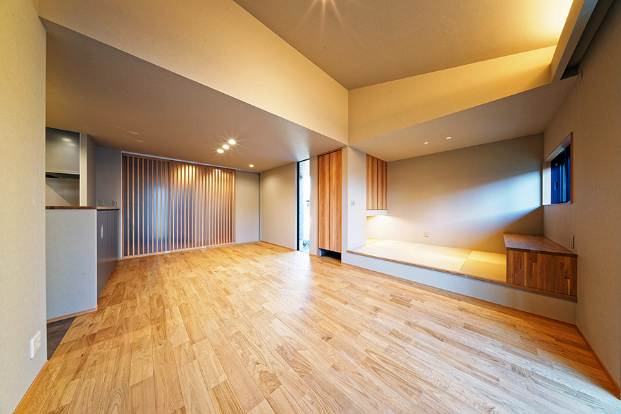 小上がり和室と間接照明で空間に奥行きを与えたリビングの内観（愛知県名古屋市）
