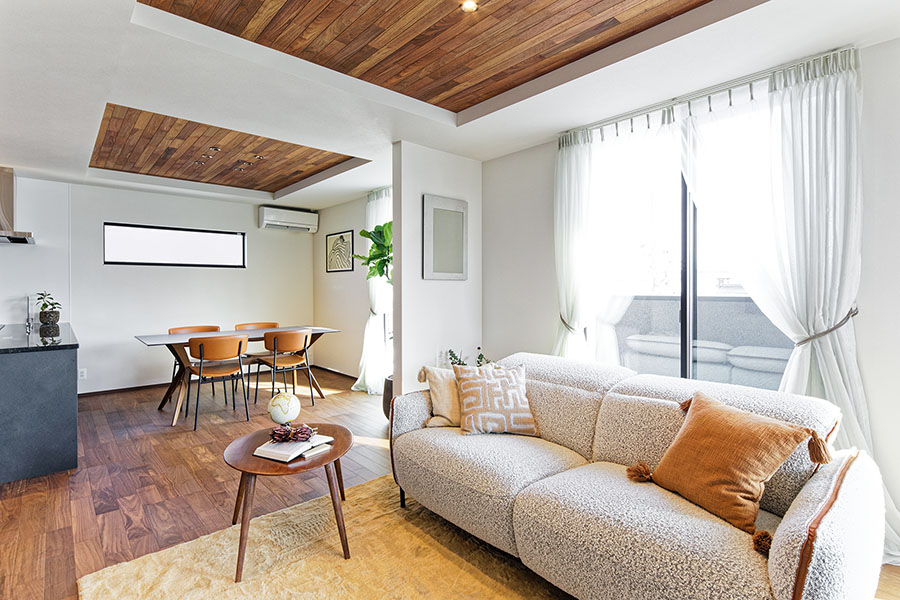 木張りの折り上げ天井と採光計画により素材感を引き立てたLDK（愛知県一宮市）