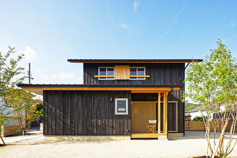 焼杉と無垢材のコントラストが際立つ注文住宅を撮影（愛知県春日井市）