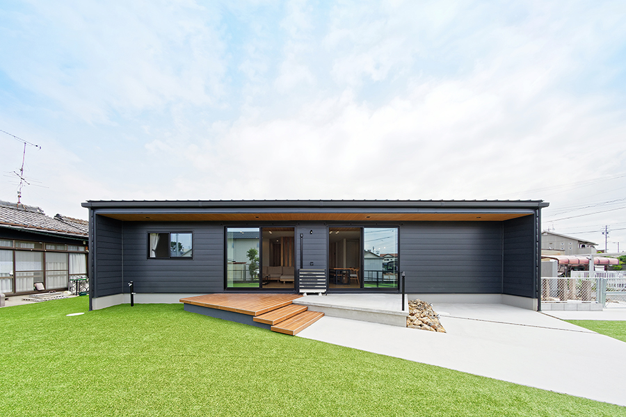 木のデッキを備えた、ガルバリウム外壁の平屋住宅外観（愛知県稲沢市）